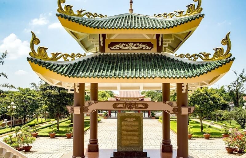 Không thể bỏ qua Đền thờ Nguyễn Đình Chiểu khi du lịch Bến Tre tự túc