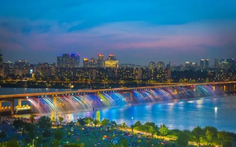 Cầu vồng phun nước Banpo là cảnh đẹp Seoul Hàn Quốc về đêm.